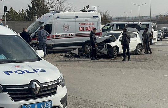 Elazığ'da feci kaza: Ambulans ile otomobil çarpıştı!