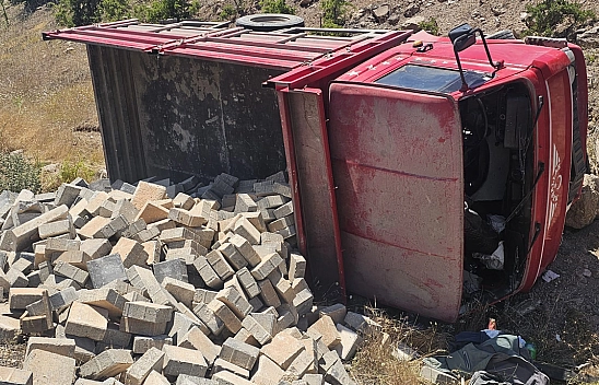 Elazığ'da feci kaza! Kamyonet devrildi