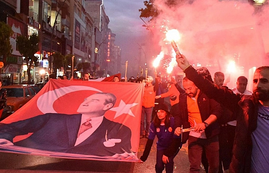 Elazığ'da Fener Alayı Renkli Görüntüler Oluşturdu