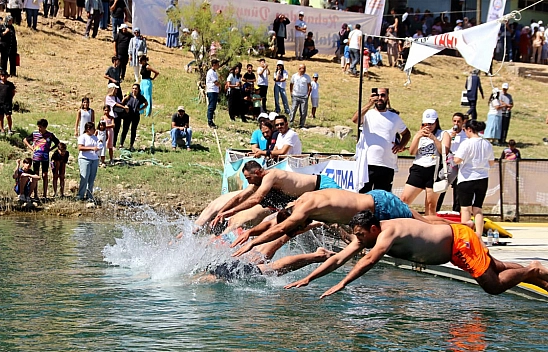 Elazığ'da festivalde yüzme yarışları düzenlendi