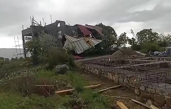 Elazığ'da fırtına evin çatısını uçurdu