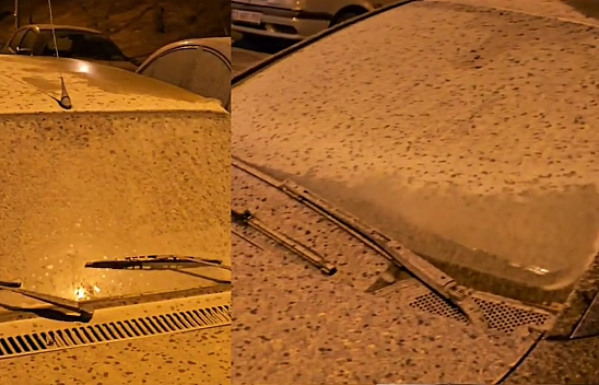 Elazığ'da gece saatlerinde etkili olan toz taşınmalı yağışlar, araçları çamura bürüdü