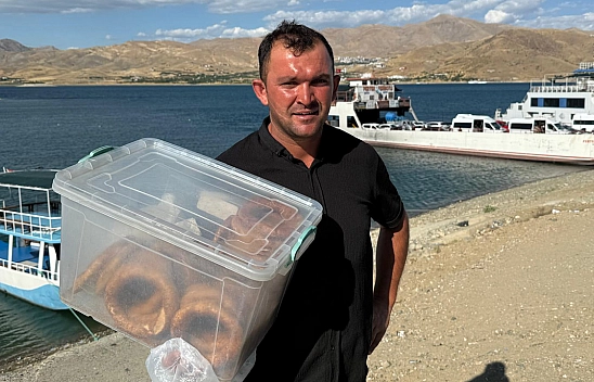 Elazığ'da genç mühendis simit satarak ailesini geçindiriyor