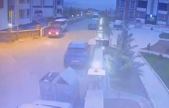 Elazığ'da otomobil, park halindeki araca çarptı