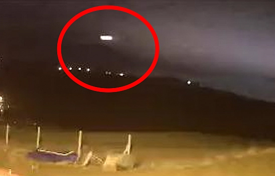 Elazığ'da gökyüzünde  süzülen parlak cisim güvenlik kamerasında