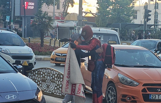 Elazığ'da gören dönüp bir daha baktı: Gazi Caddesi'nde örümcek adam