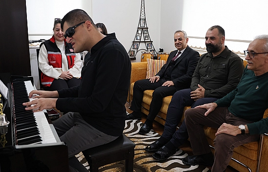 Elazığ'da görme engelli Mehmet Dabakoğlu, konservatuvarı dereceyle tamamladı
