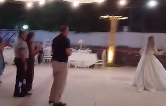 Elazığ'da gülümseten anlar! Gelin çiçeği için erkekler yarıştı