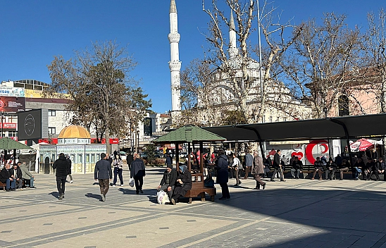 Elazığ'da güneş yüzünü gösterdi, meydanlar dolup taştı