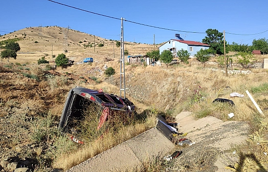 Elazığ'da Hafif Ticari Araç Şarampole Yuvarlandı