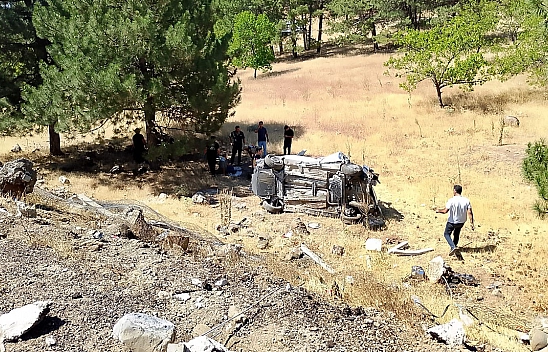 Elazığ'da hafif ticari araç şarampole uçtu: 3 yaralı