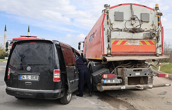 Elazığ'da Hafif Ticari Araç, Temizlik Kamyonuna Çarptı: 5 Yaralı