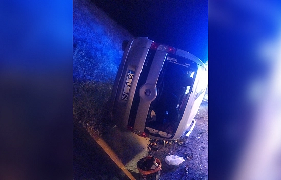 Elazığ'da hafif ticari araç yan yattı: 2 yaralı