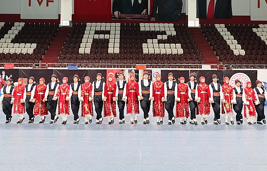 Elazığ'da halk oyunları yarışması renkli görüntüler oluşurdu