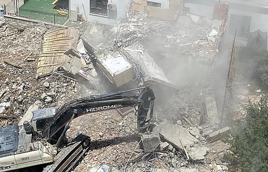 Elazığ'da Hasarlı Bina Güçlükle Yıkıldı