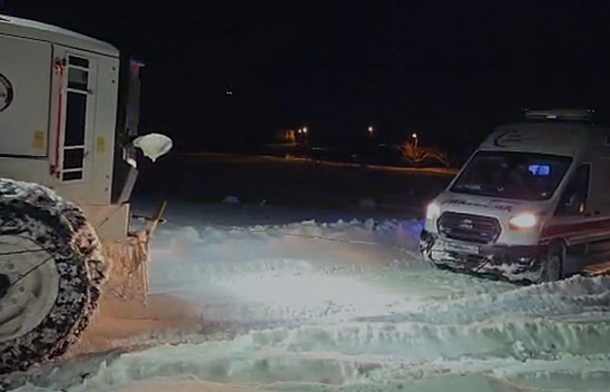 Elazığ'da hasta almaya giderken karda mahsur kalan ambulans kurtarıldı