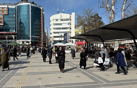 Elazığ'da havalar ısındı caddeler doldu taştı