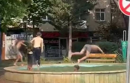 Elazığ'da havalar ısındı, çocuklar süs havuzuna akın etti