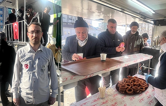 Elazığ'da Hayrat Vakfı'ndan vatandaşlara tatlı ve çay ikramı