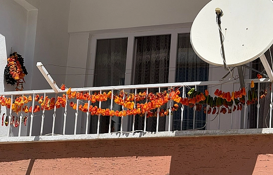 Elazığ'da hazırlıklar başladı, balkonlar kırmızıya büründü