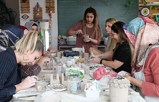 Elazığ'da Hem Stres Atıyor  Hem de Meslek Öğreniyorlar