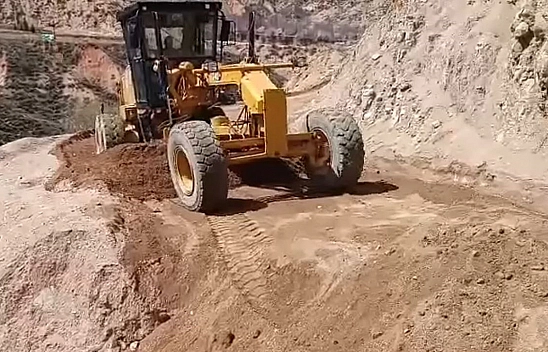 Elazığ'da heyelan nedeniyle zarar gören köy yollarının onarımı sürüyor