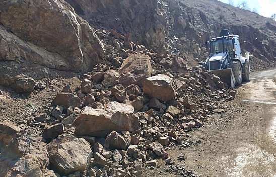 Elazığ'da heyelan sonrası yola dökülen kayalar temizlendi