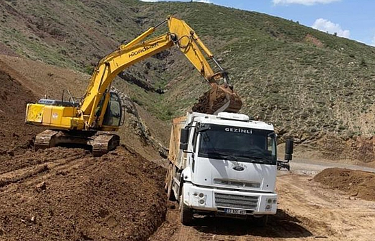 Elazığ'da heyelandan zarar gören köy yolları onarılıyor