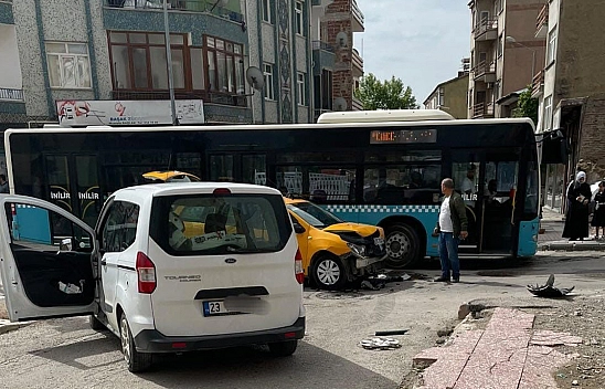 Elazığ'da İki Araç Birbirine Girdi!