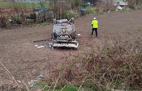 Elazığ'da iki araç çarpıştı, biri bahçeye uçtu: 6 yaralı