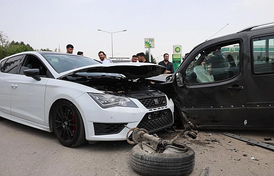 Elazığ'da İki Araç Kafa Kafaya Çarpıştı!