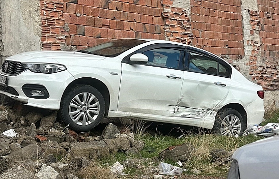 Elazığ'da iki otomobil çarpıştı: Biri bebek 2 yaralı