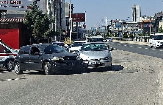 Elazığ'da iki otomobil çarpıştı