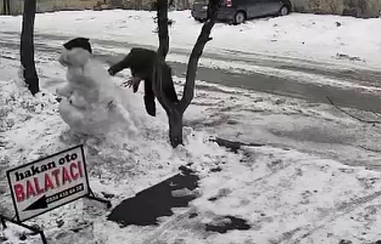 Elazığ'da ilginç anlar! Aracından indi kardan adamı yıkıp gitti