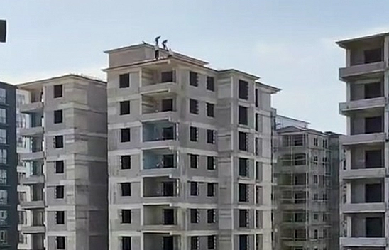 Elazığ'da inşaatta tedbirsiz çatı çalışması korkuttu