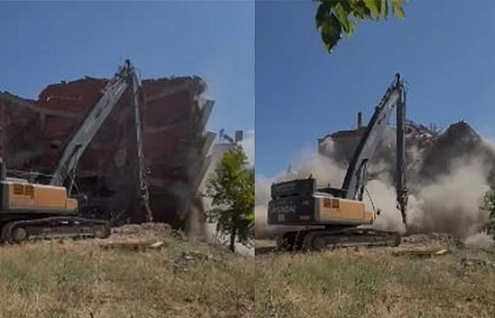 Elazığ'da İş Makinesinin Tek Darbesi, Ağır Hasarlı Binayı Yerle Bir Etti