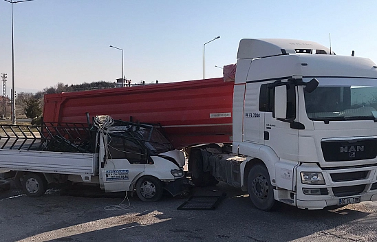 Elazığ'da İşçileri Taşıyan Pikap Kamyonun Altında Girdi