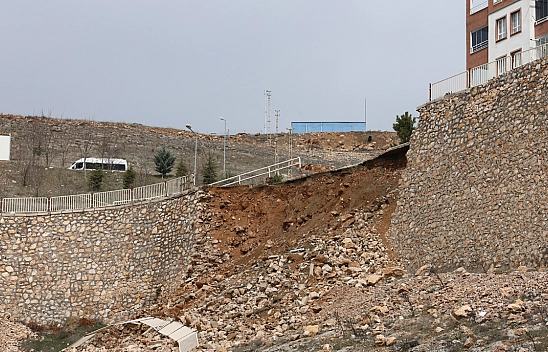 Elazığ'da İstinat Duvarı Çöktü