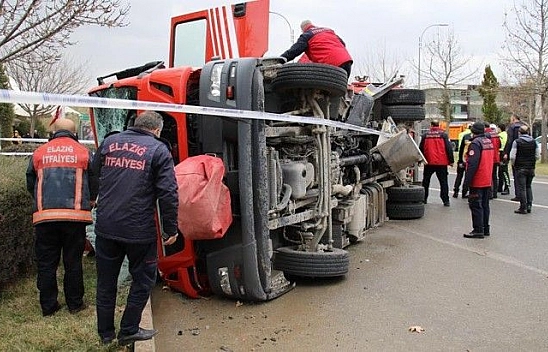 Elazığ'da itfaiye aracı ile otomobil çarpıştı