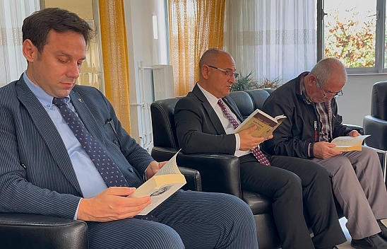 Elazığ'da 'İyilik Var' buluşması: Huzurevi sakinleriyle kitap okudular