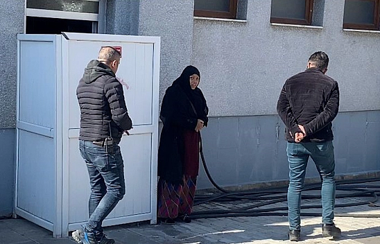 Elazığ'da Kaçacak Yer Bulamayınca Kadınlar Tuvaletine Sığındı