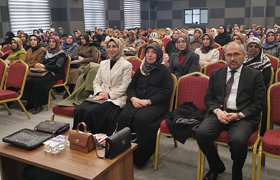 Elazığ'da kadın Kur'an kursu öğrencileri için konferans düzenlendi