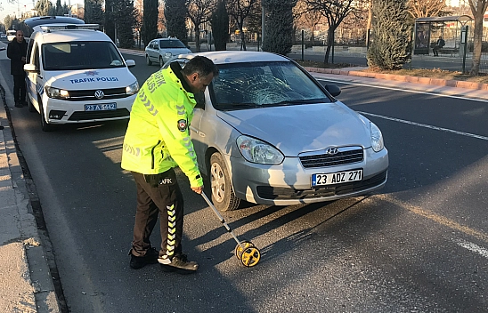 Elazığ'da Kadın Yayaya Otomobil Çarptı