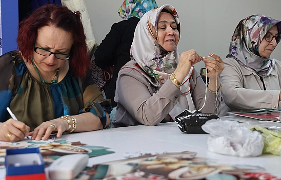 Elazığ'da kadınlar el sanatlarıyla hem sosyalleşiyor hem üretime katkı sağlıyor