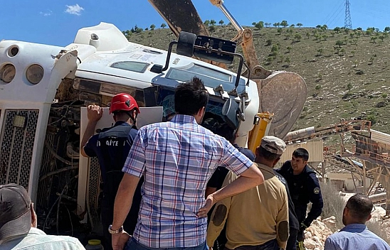 Elazığ'da Kamyon Devrildi Şoför Altında Kaldı