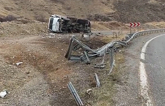 Elazığ'da kamyon devrildi