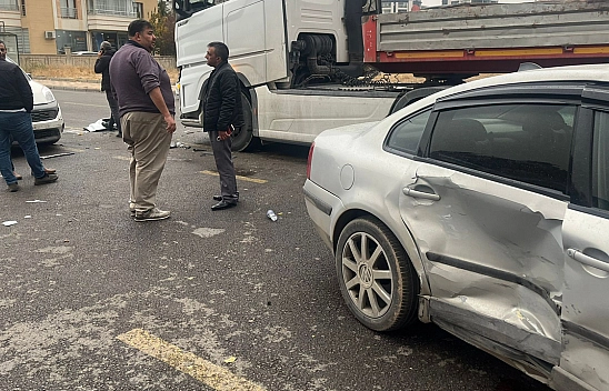 Elazığ'da kamyon otomobile çarptı!