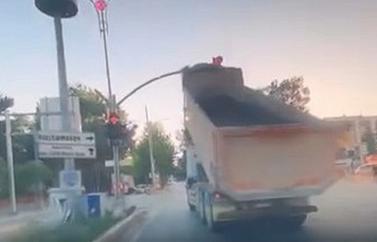 Elazığ'da kamyon trafik ışıklarına çarptı!