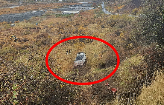 Elazığ'da kamyonet 50 metrelik uçurumdan düştü