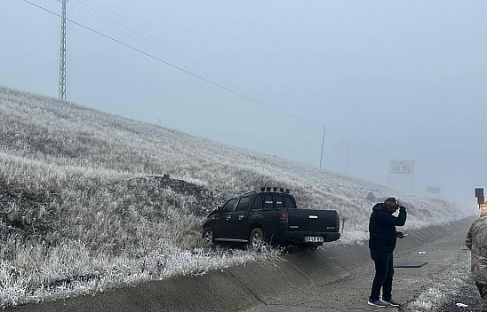 Elazığ'da Kamyonet Şarampole Kaydı